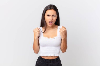 İspanyol güzel kadın sinirli bir ifadeyle agresif bir şekilde bağırıyor.