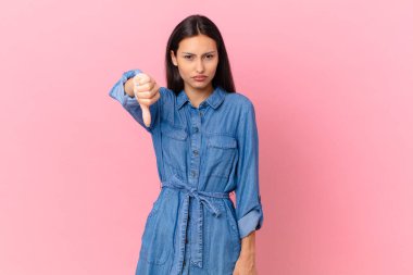 İspanyol asıllı güzel bir kadın kendini kötü hissediyor, baş parmağını kaldırıyor.