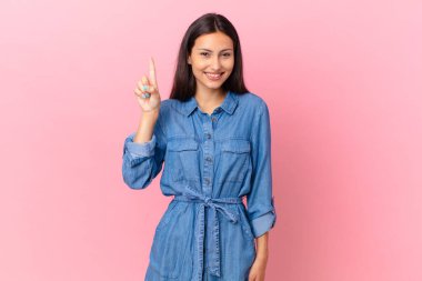 İspanyol güzel kadın gülümsüyor ve arkadaş canlısı görünüyor.