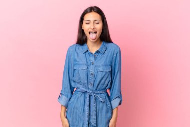 Neşeli ve asi tavırları olan, şakacı, güzel bir kadın.