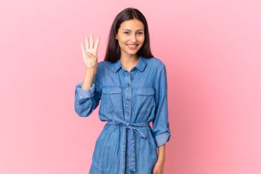 İspanyol güzel kadın gülümsüyor ve arkadaş canlısı görünüyor, dört numarayı gösteriyor.