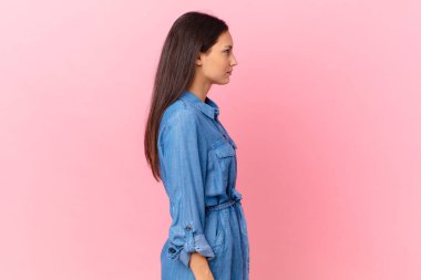 Latin kökenli güzel kadın profil görüşünde düşünüyor, hayal ediyor ya da hayal kuruyor.