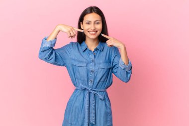 İspanyol güzel kadın kendine güvenerek gülümsüyor.