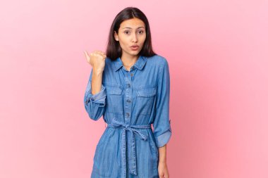 İspanyol güzel kadın inançsızlıktan şaşkın şaşkın bakıyor