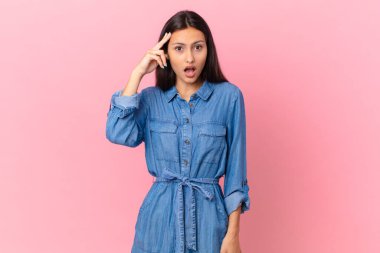 İspanyol güzel kadın şaşırmış görünüyor, yeni bir düşünce, fikir ya da konsept keşfediyor.