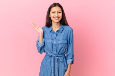 İspanyol güzel kadın kendini mutlu hissediyor, bir çözüm ya da fikir bulduğuna şaşırıyor.