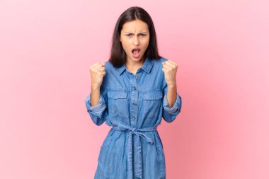 İspanyol güzel kadın sinirli bir ifadeyle agresif bir şekilde bağırıyor.