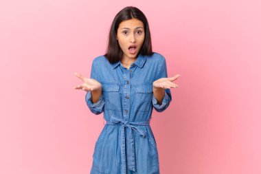 İspanyol güzel kadın son derece şaşkın ve şaşırmış hissediyor.