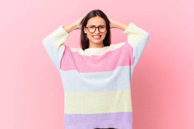 İspanyol güzel kadın kendini stresli, endişeli ya da korkmuş hissediyor.