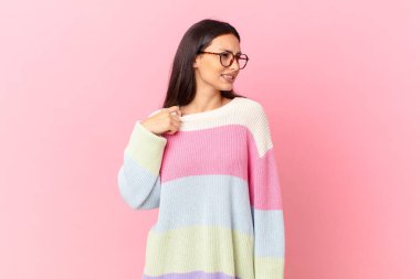 İspanyol güzel kadın stresli, endişeli, yorgun ve hayal kırıklığına uğramış hissediyor.