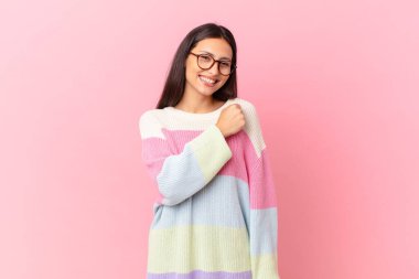 İspanyol güzel kadın kendini mutlu hissediyor ve bir meydan okumayla yüzleşiyor veya kutluyor