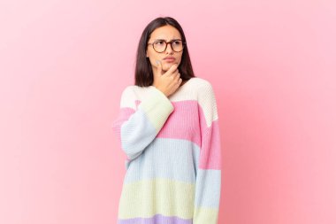 İspanyol güzel kadın düşünüyor, kuşkulu ve şaşkın hissediyor.