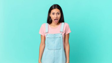 İspanyol güzel kadın çok şaşırmış ya da şaşkın görünüyor.