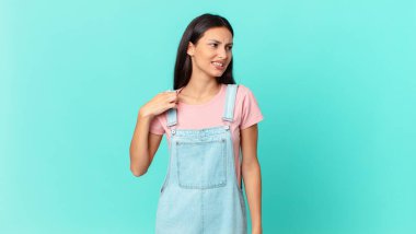 İspanyol güzel kadın stresli, endişeli, yorgun ve hayal kırıklığına uğramış hissediyor.