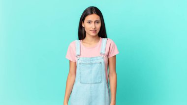 İspanyol güzel kadın şaşkın ve şaşkın görünüyor.