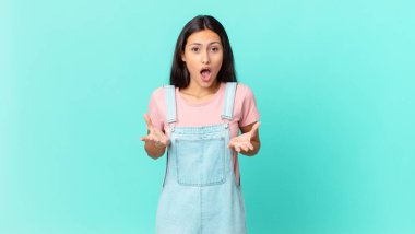 İspanyol güzel kadın son derece şaşkın ve şaşırmış hissediyor.