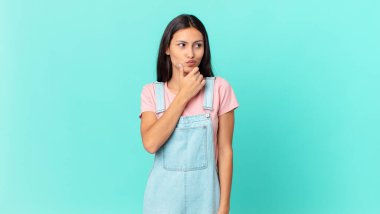 İspanyol güzel kadın düşünüyor, kuşkulu ve şaşkın hissediyor.