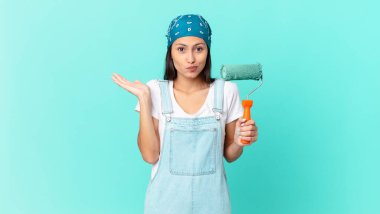 Oldukça İspanyol bir kadın şaşkın, şaşkın ve şüpheci hissediyor. resim ev kavramı