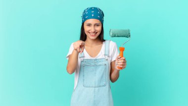 Güzel İspanyol kadın seni seçen kamerayı işaret ediyor. resim ev kavramı