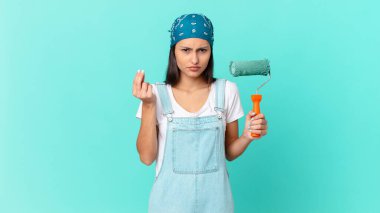 Güzel İspanyol kadın kapiş ya da para hareketi yapıyor, sana ödemeni söylüyor. resim ev kavramı