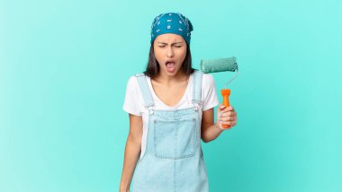 Oldukça İspanyol bir kadın agresif bir şekilde bağırıyor, çok kızgın görünüyor. resim ev kavramı