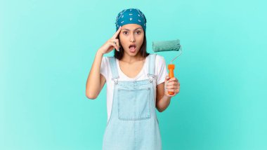 Yeni bir düşünce, fikir ya da konsept edinen oldukça İspanyol bir kadın şaşırmış görünüyor. resim ev kavramı