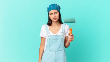 Kafası karışık ve kafası karışık bir İspanyol kadın. resim ev kavramı