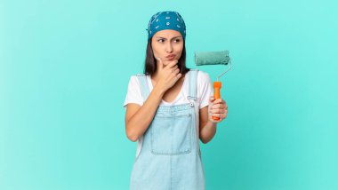 Düşünen, kuşkucu ve kafası karışık bir İspanyol kadın. resim ev kavramı