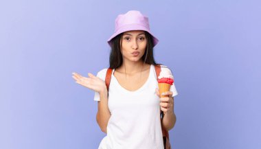 İspanyol turistler şaşkın, şaşkın, şüpheci ve elinde dondurma tutuyorlar.