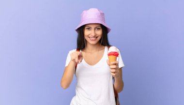 Tatlı İspanyol turist kamerayı gösterip seni seçiyor ve elinde dondurma tutuyor.