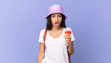 Tatlı İspanyol turist çok şaşırmış ya da şaşkın görünüyor ve elinde dondurma tutuyor.