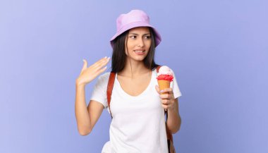 İspanyol bir turist stresli, endişeli, yorgun ve hayal kırıklığına uğramış ve elinde dondurma tutuyor.