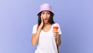 İspanyol bir turist şok olmuş, korkmuş ve elinde dondurma tutuyor.