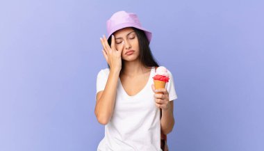 Tatlı İspanyol turistler sıkıldılar, hayal kırıklığına uğradılar ve uykulu oldular.