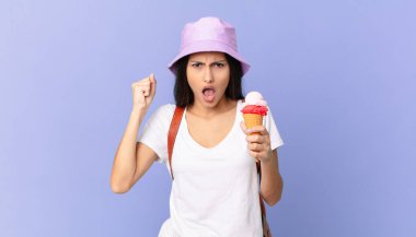 Oldukça İspanyol bir turist kızgın bir ifadeyle bağırıyor ve elinde dondurma tutuyor.