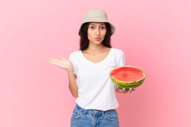 Şaşkın, şaşkın ve şüpheci hissediyorum.