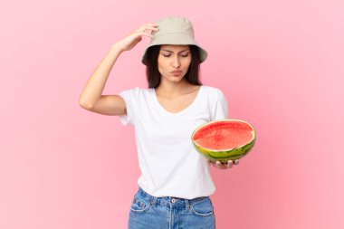 Şaşkın ve şaşkın hissediyorum, başımı kaşıyorum