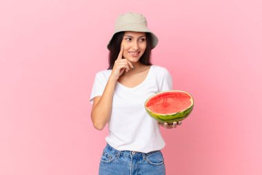 Mutlu ve kendinden emin bir ifadeyle gülümsüyor.