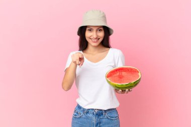 Kameraya bakıp seni seçiyor.