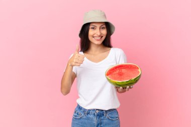 Gurur duyuyorum, olumlu gülümsüyorum.