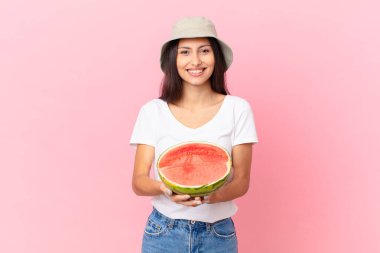 Mutlu bir şekilde gülümsemek ve bir konsept sunmak.