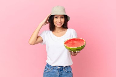 Stresli, endişeli ya da korkmuş hissediyorum, ellerim başımda