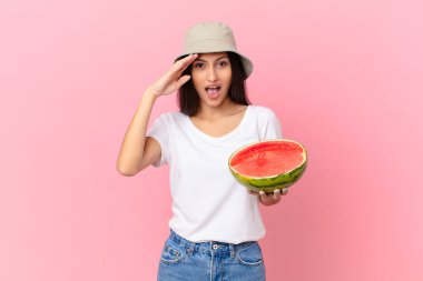 Mutlu, şaşkın ve şaşırmış görünüyorsun.