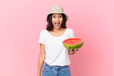 Çok şaşırmış ya da şaşırmış görünüyorsun.