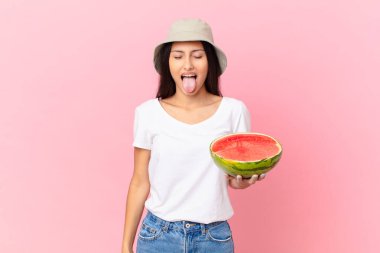 Neşeli ve isyankar tavırlarıyla, şakalar yaparak ve dillerini çıkararak