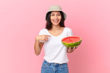 Mutlu ve heyecanlı bir şekilde kendimi gösteriyorum.