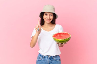 Gururla gülümsüyor ve kendinden emin bir numara oluyor.