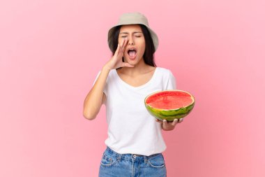 Mutluyum, ellerim ağzımın kenarında bağırıyorum.