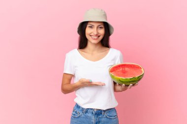 Neşeli bir şekilde gülümsemek, mutlu olmak ve bir konsept göstermek.