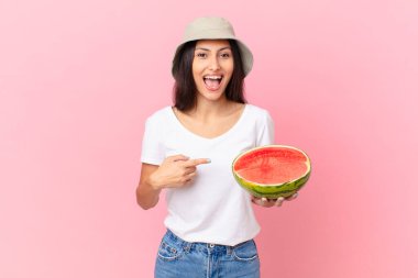 Heyecanlı ve şaşırmış görünüyor.